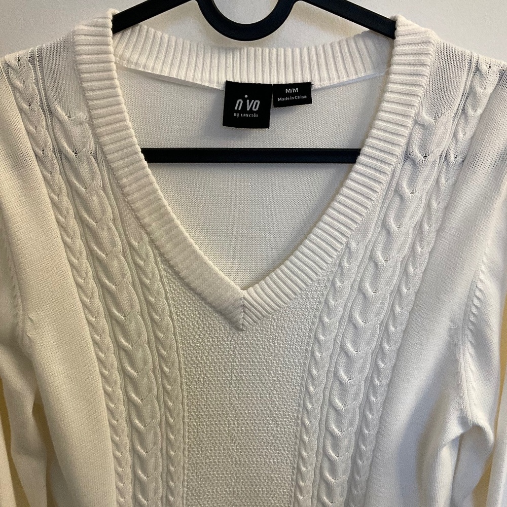 NVO cotton/acrylic sports golf v-neck cable knit sweater in white, size medium